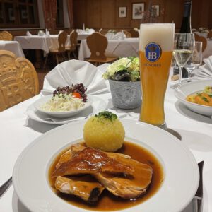 Schweinebraten mit Krautsalat und Kartoffelknödel mit Weißbier im Restaurant Erber in Ismaning