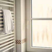 Badezimmer mit Fenster im Hotel Erber in Ismaning