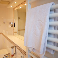 Badezimmer im Deluxezimmer im Hotel Erber in Ismaning
