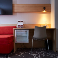 Schreibtisch mit Kühlschrank im Hotel Erber in Ismaning