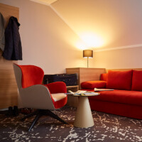 Sitzecke im Deluxezimmer des HOTEL ERBER in Ismaning