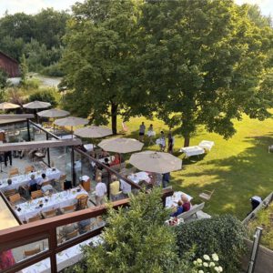 Terrasse mit Gästen und Live Musik in Ismaning
